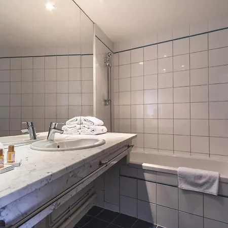 Ours Blanc - Place Victor Hugo 2*
