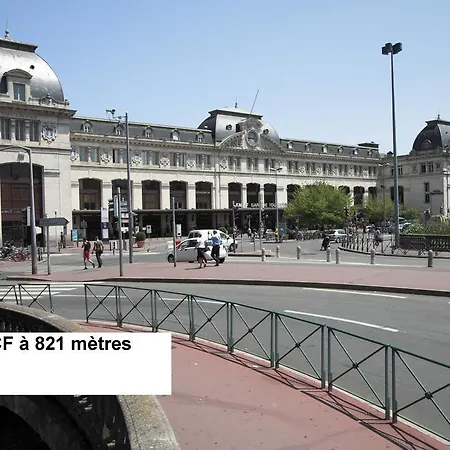 Ours Blanc - Place Victor Hugo 2*