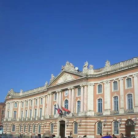 Ours Blanc - Place Victor Hugo 2*