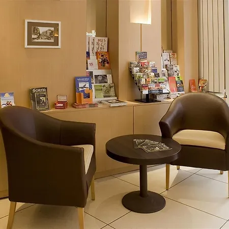 Ours Blanc - Place Victor Hugo 2*