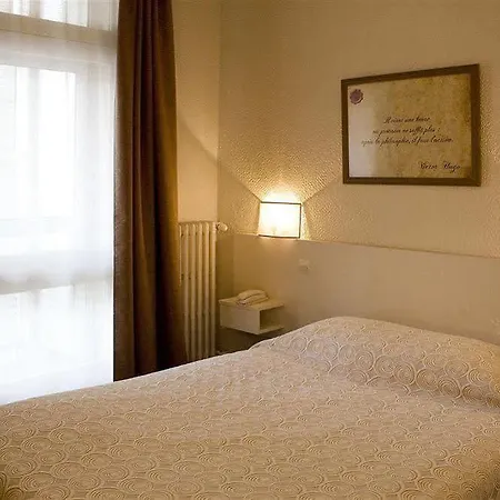 Ours Blanc - Place Victor Hugo