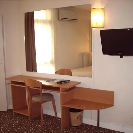 Ours Blanc - Place Victor Hugo 2*